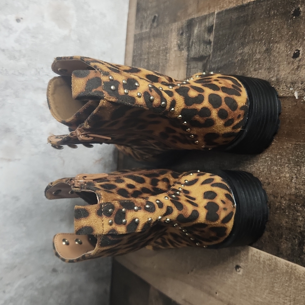 Material Girl Leopard lace up ankle booties Size 7.5 new - Picture 4 of 9